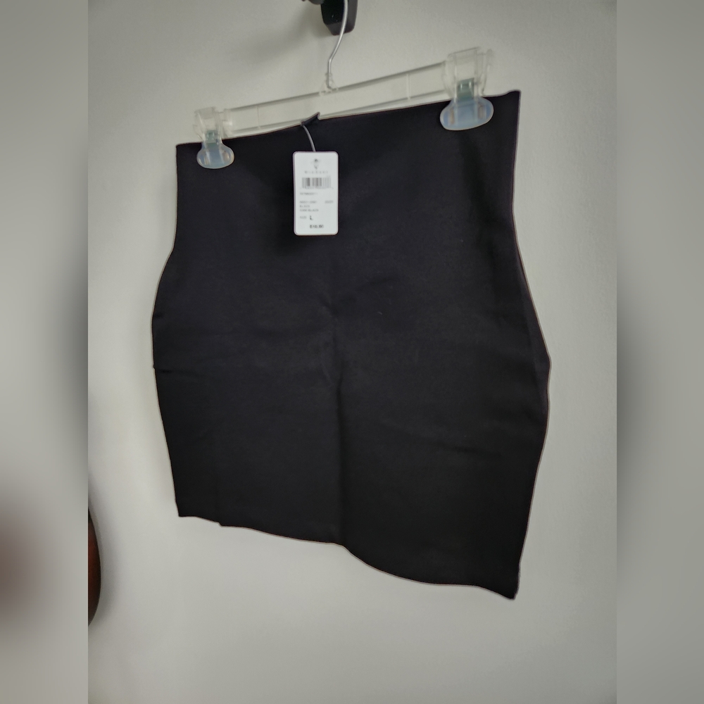 NEW Windsor, black miniskirt. SIZE: Large